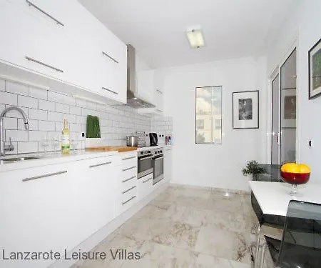 Benedicte Sea View, Heated Pool, Bedroom A/c, Wifi, Sky, Short Walk To Puerto Del Carmen Vila